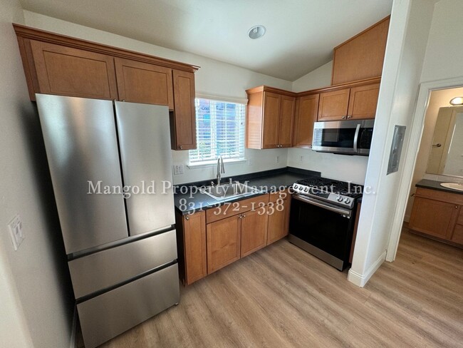 Building Photo - Beautiful 1-Bed 1-Bath Above Garage Apartm...