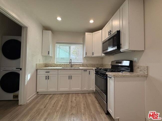 Building Photo - 7006 Encino Ave