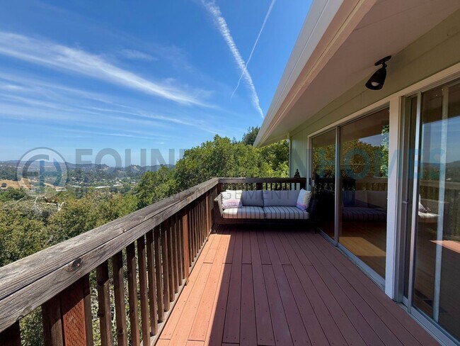 Foto del edificio - Mountain View Retreat in the Heart of Fairfax- 3BD/1BA Home with Expansive Deck- FOUNDATION