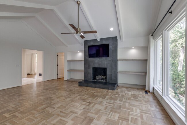Foto del edificio - Renovated 3 Bed, 3 Bath Single Level Ranch...