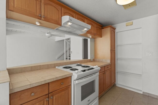 Building Photo - Waterfront living in this Hawaii Kai Marin...