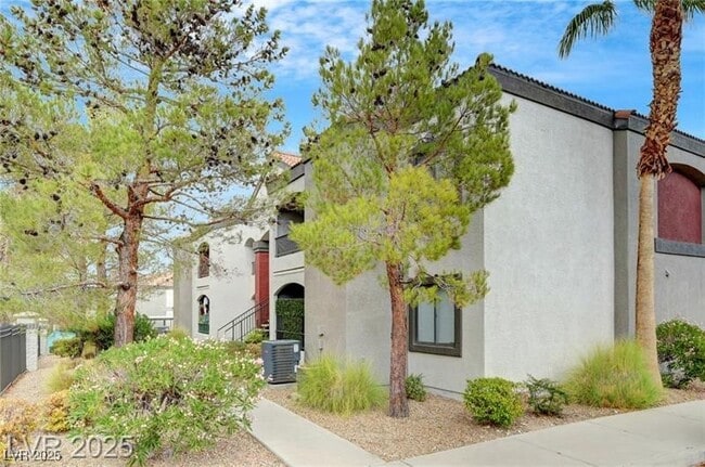 Building Photo - 950 Seven Hills Dr