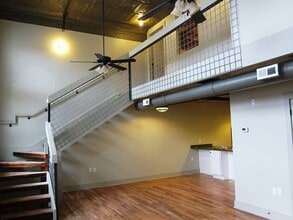 Building Photo - 215 Nash St