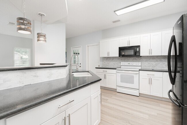Foto del edificio - Beautiful corner lot move in ready!