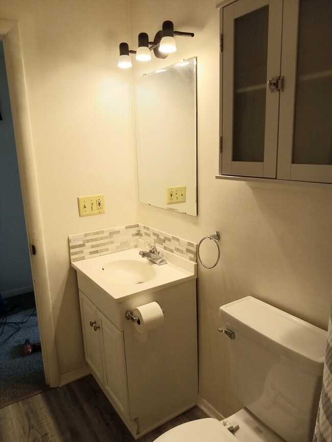 Main Bathroom with shower and tub - 1617 Banbury Rd