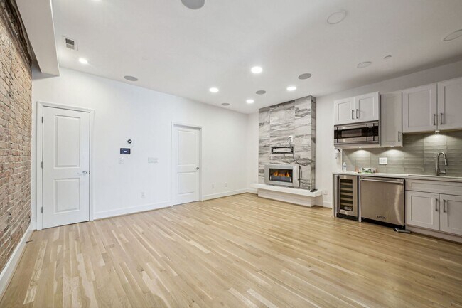 Foto del edificio - Recently Renovated, High-End, 2 Bed / 2 Ba...
