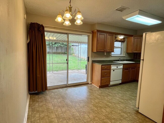 Building Photo - Cute 3 bed 1.5 Bath in Midwest City
