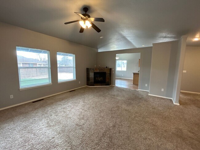Building Photo - 3 Bedroom / 2 Bathroom Home in SW Redmond