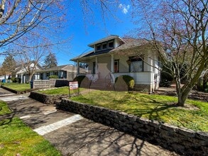 Building Photo - 646 Breys Ave NE