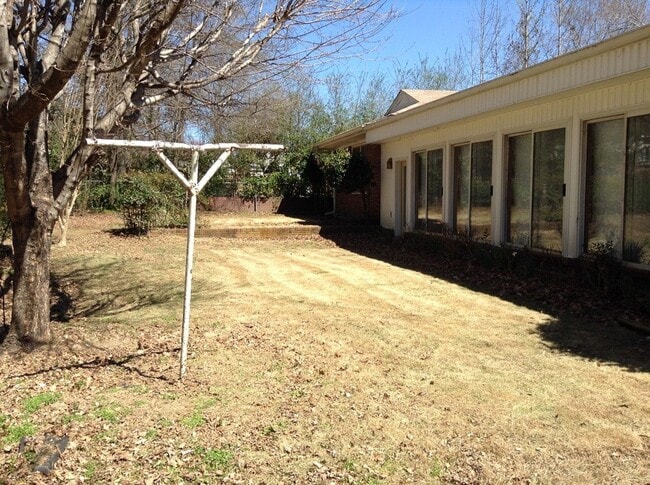 Building Photo - HUGE House near Athens Tech FOR RENT