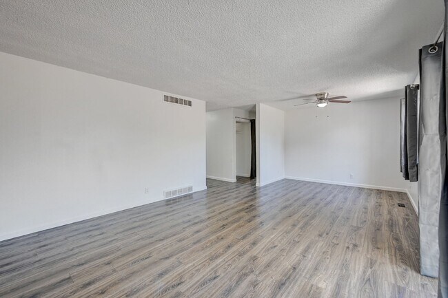 Foto del edificio - $2,900.00, 5 bed, 3 bath in Denver with Fi...