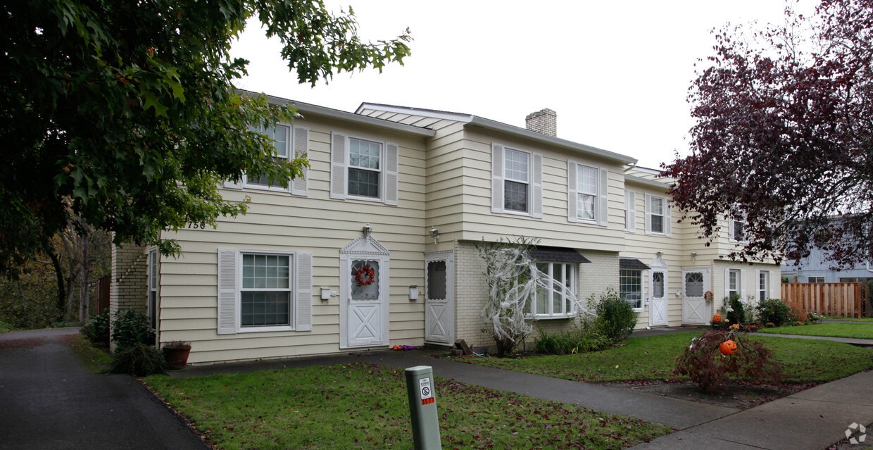 Building Photo - 7750 SW Bel Aire Dr