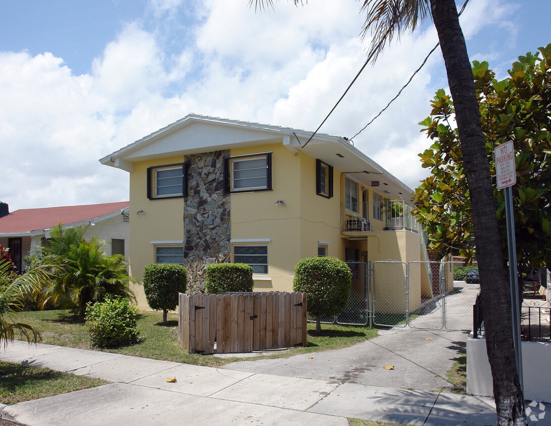 Building Photo - 1235 SW 3rd St