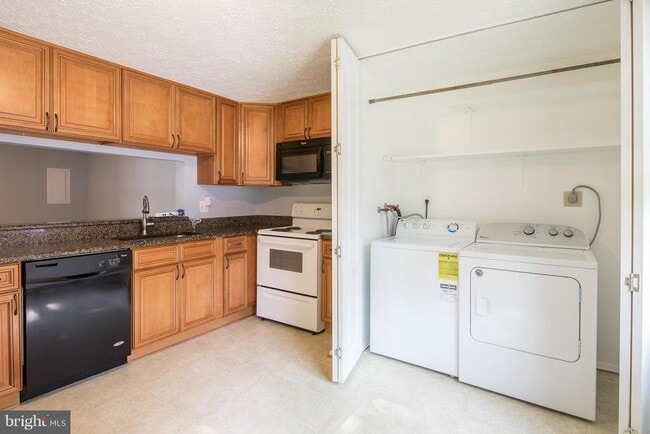 Foto del edificio - 8334 Windfall Rd