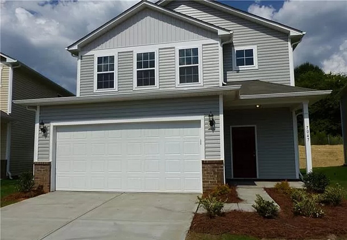 Foto principal - 4BR/3BA Home with Bedroom and Full Bath Downstairs Now Available In South Charlotte!