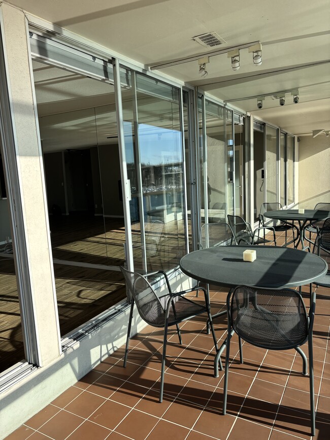 Building Photo - 1600 Howe St