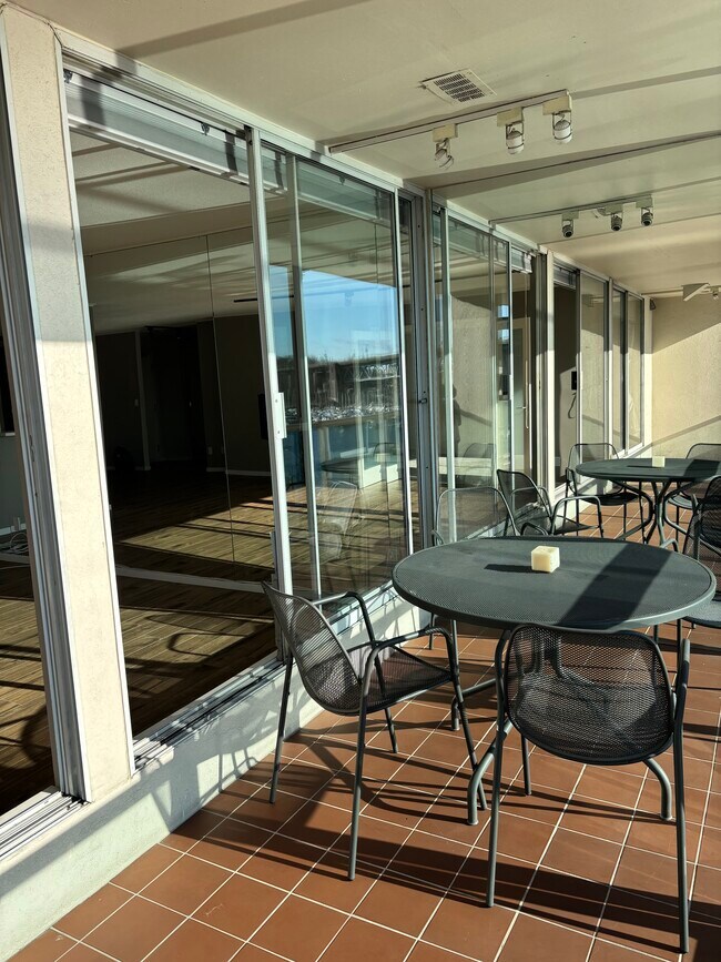 Photo du bâtiment - 1600 Howe St