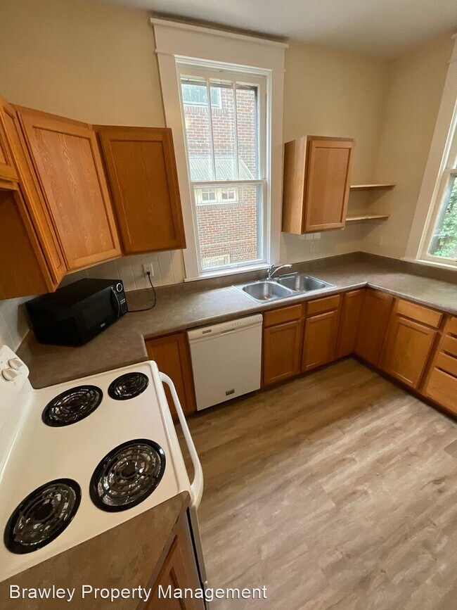 Foto del edificio - 5 br, 2 bath House - 223 E. 8th St