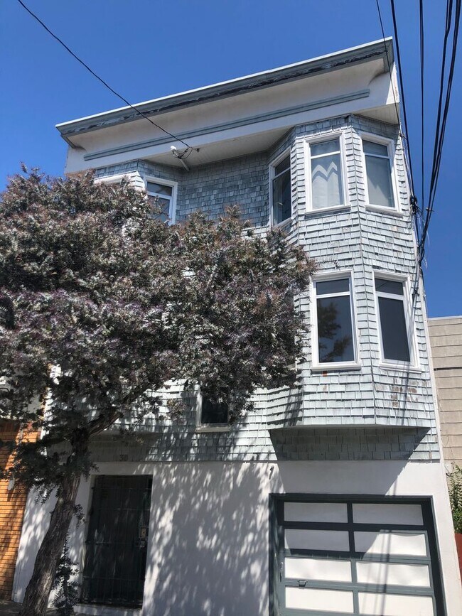 Building Photo - PRICE REDUCED - Remodeled top floor rent c...