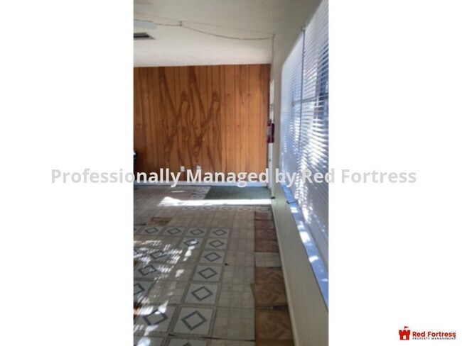 Building Photo - 716 Karlov St