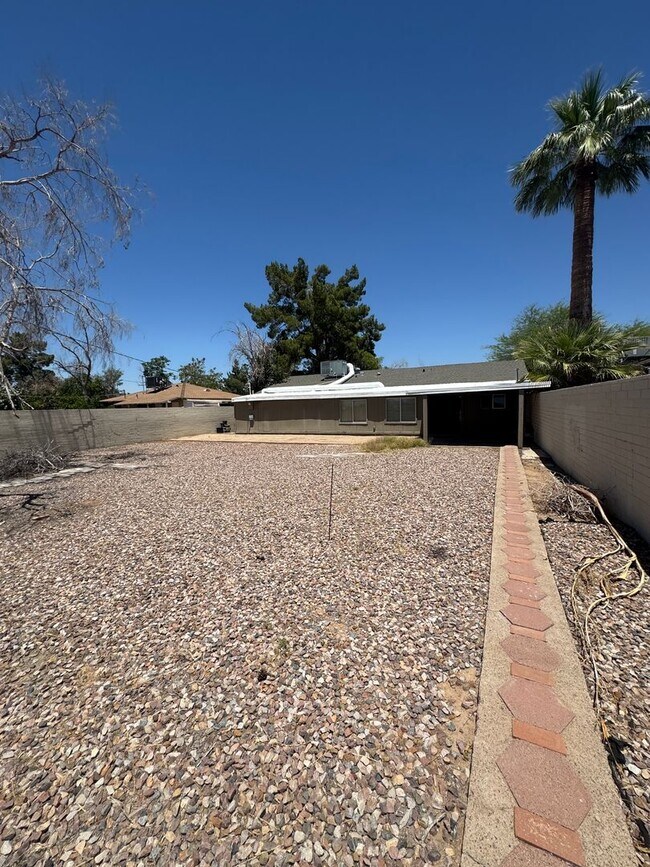 Foto del edificio - 3 BEDROOM HOME IN PHOENIX