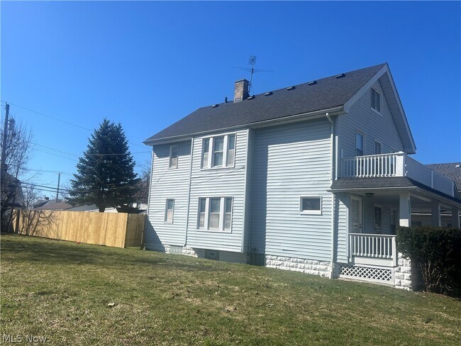 Foto del edificio - 14210 Kingsford Ave