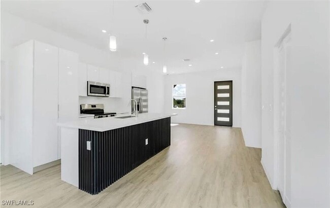 Building Photo - 722 Castlestone Ave S