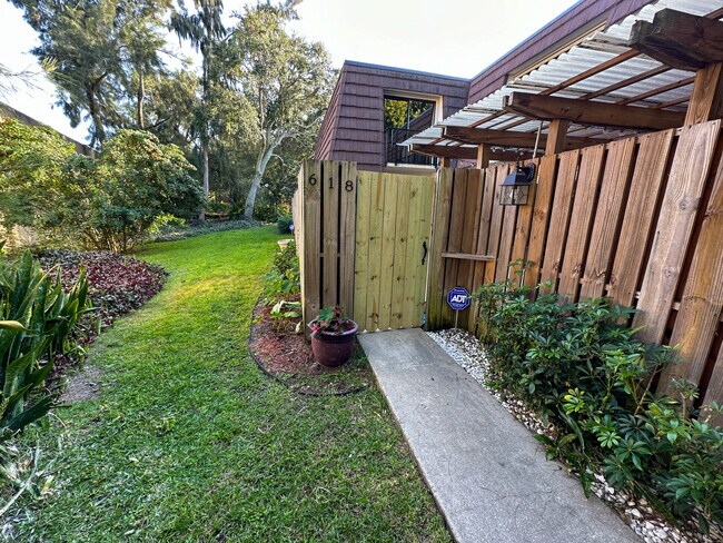 Building Photo - 618 6th Ln