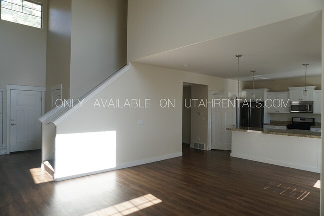 Building Photo - 858 S Aspen Way