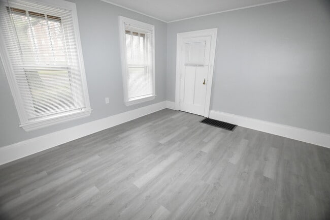 Building Photo - 426 N Lake St