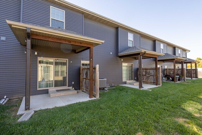 Foto del edificio - NEW LUXURY 3 BED 2.5 BATH TOWNHOUSE!!!