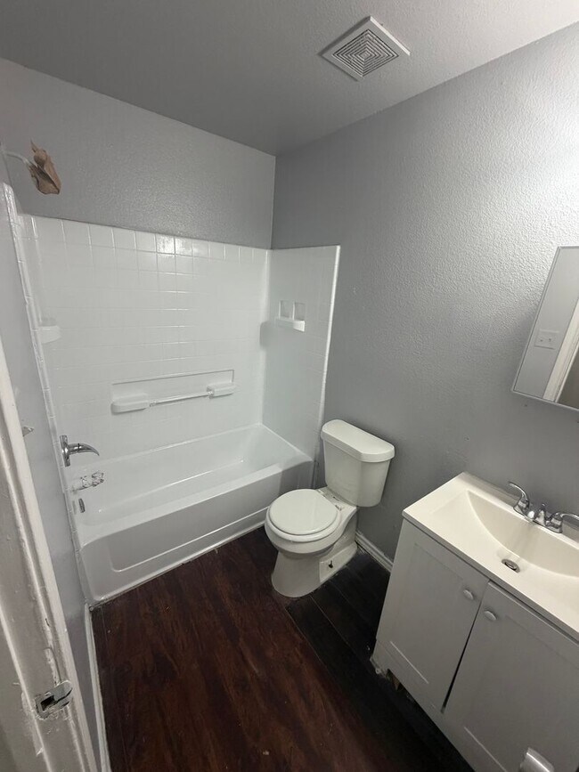 Foto del edificio - 3421-3423 Bright St
