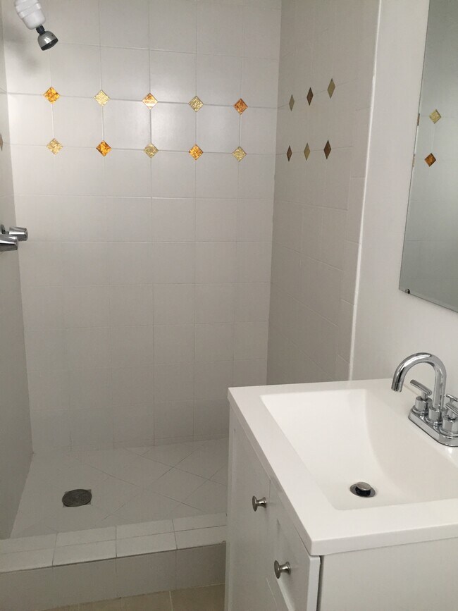 Building Photo - 1010 N Crescent Heights Blvd