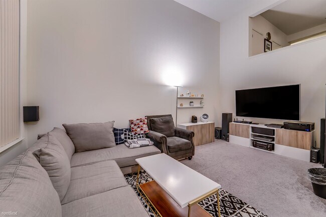 Building Photo - 2 br, 2.5 bath Townhome - 7620 Gennaro Way