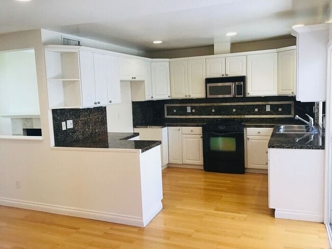 Building Photo - Newbury Park 4 bedroom