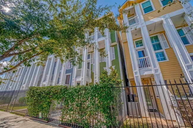 Foto del edificio - 2411 Lawrence St