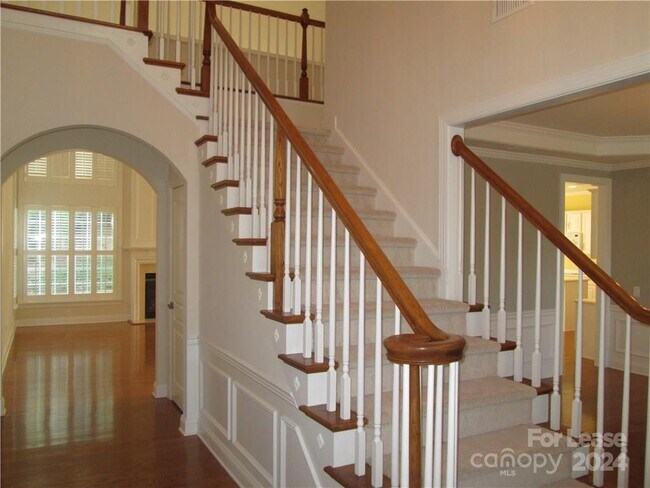 Building Photo - 432 Willow Brook Dr