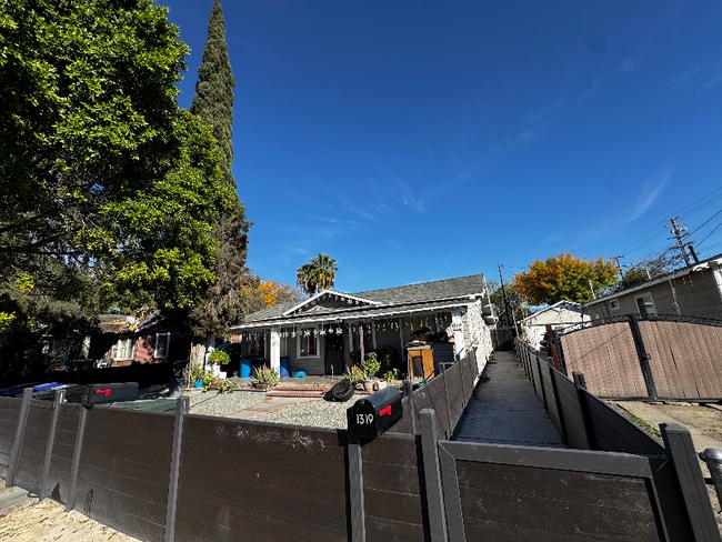 Building Photo - 1319 N Stoddard Ave