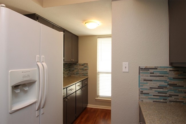 Building Photo - 1101 Hollow Creek Dr