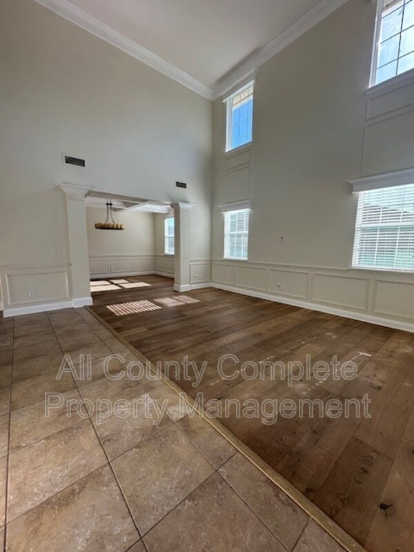 Foto del edificio - 738 W Kings College Dr