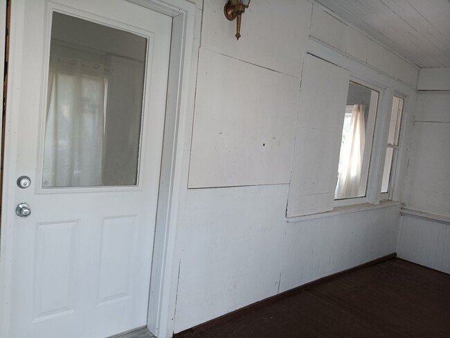 Building Photo - 4 bed 1 bath 2 car garage