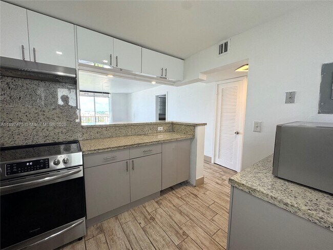 Foto del edificio - 7850 Byron Ave