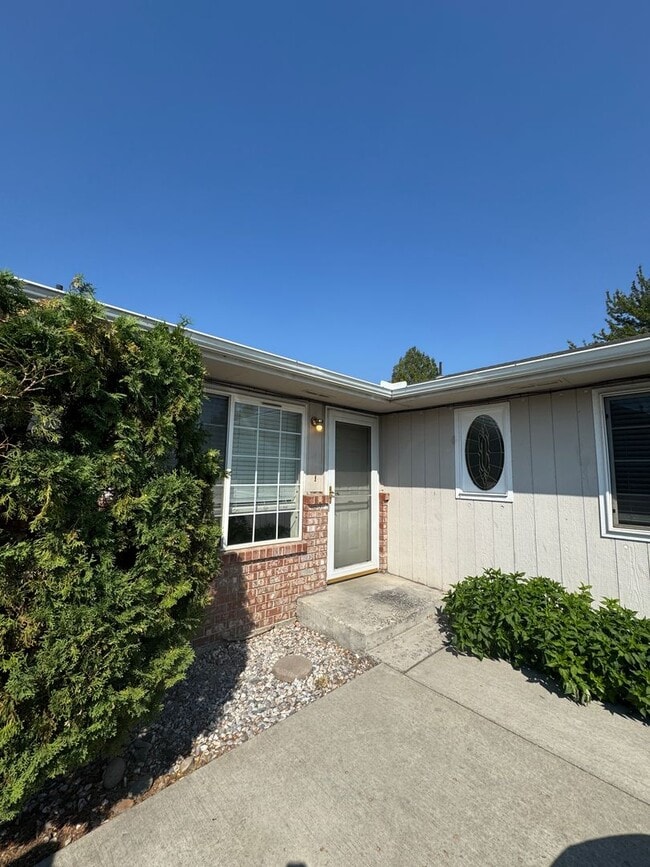 Building Photo - 1018 Holbrook Ct