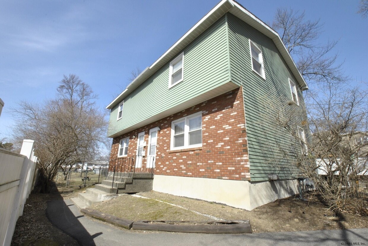 Primary Photo - 60 McNutt Ave