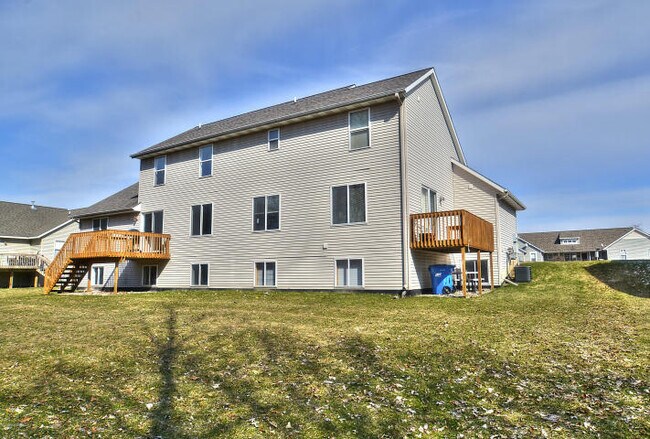 Building Photo - 2161 Kinnrow Ave NW