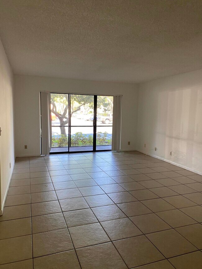 Building Photo - 207 Foxtail Dr