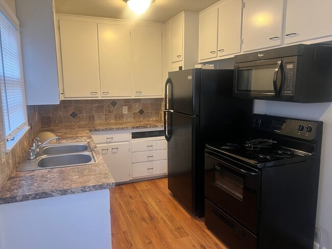 Foto del edificio - 4 Bedroom 1 bathroom with basement located east Wichita