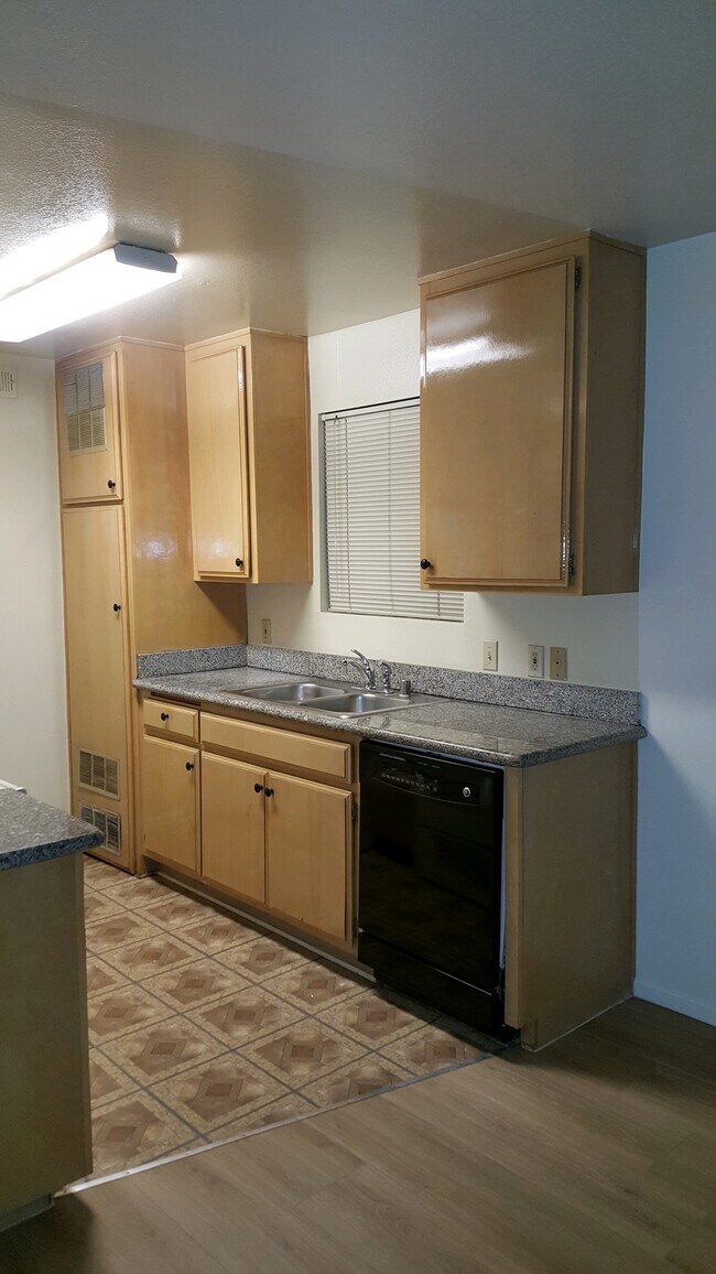 Kitchen - 820 S Orange Grove Ave