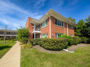 Building Photo - 724 N Western Ave