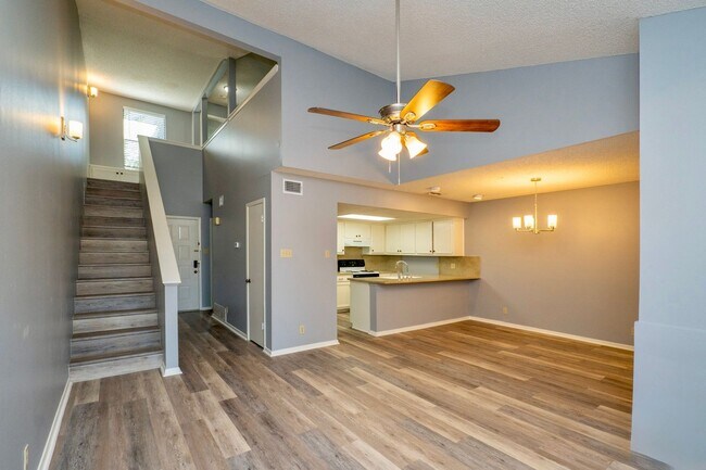 Foto del edificio - Fully Remodeled Townhome with Loft and Pri...